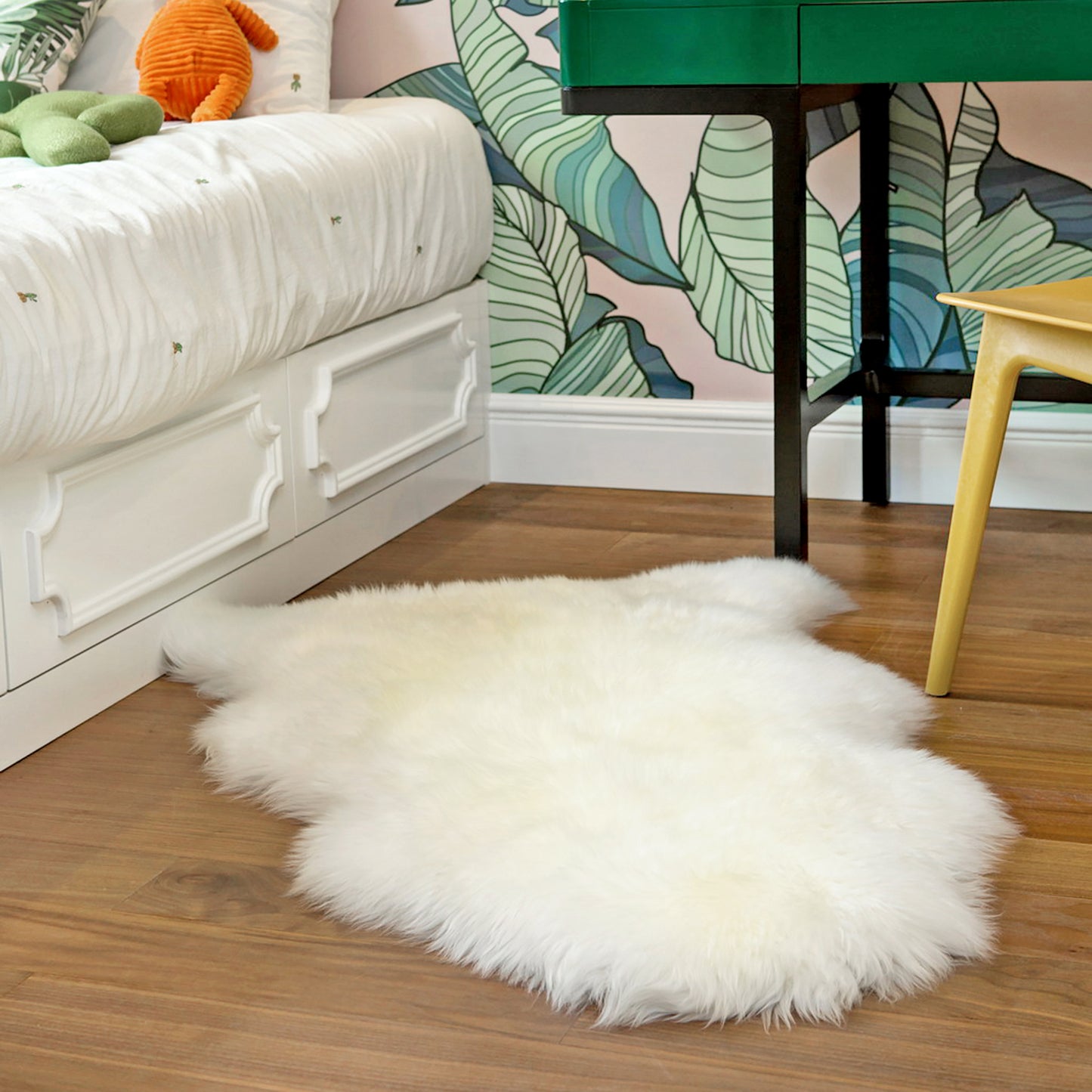 The Mood Charlie Sheepskin Single Pelt Rug, Natural Ivory
