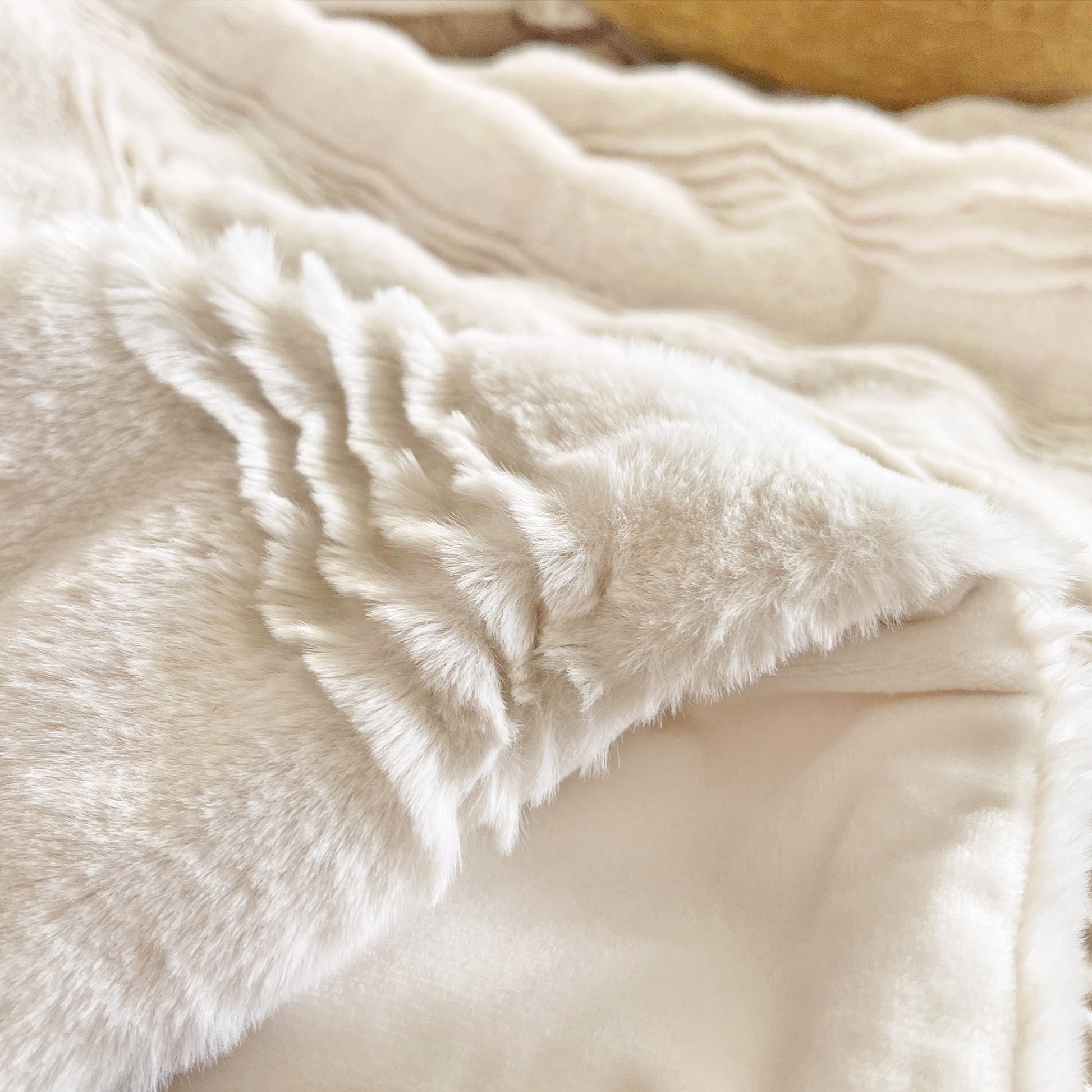 The Mood Scallop Faux Fur Throw, 50x60 in., Coconut (Beige)