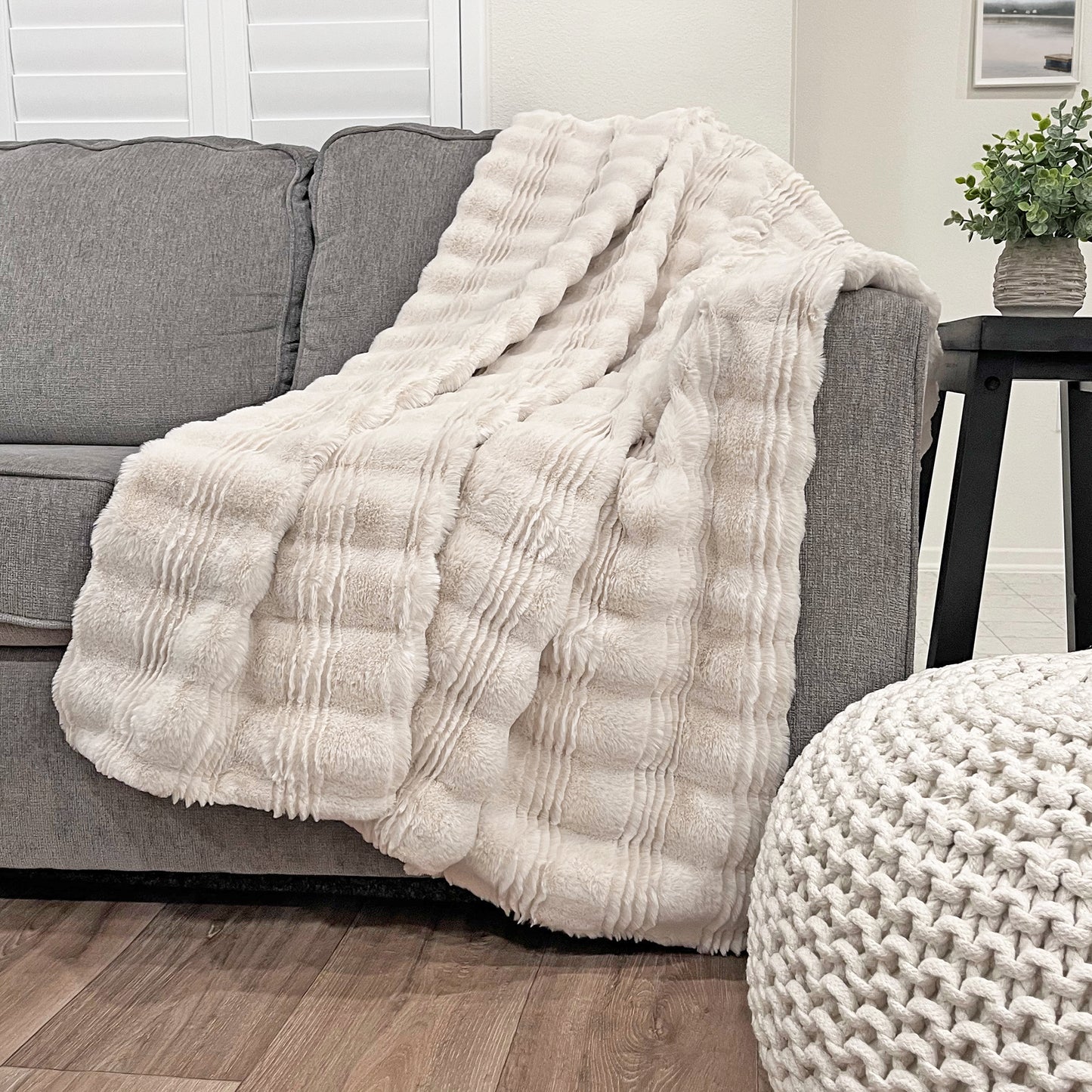 The Mood Scallop Faux Fur Throw, 50x60 in., Coconut (Beige)