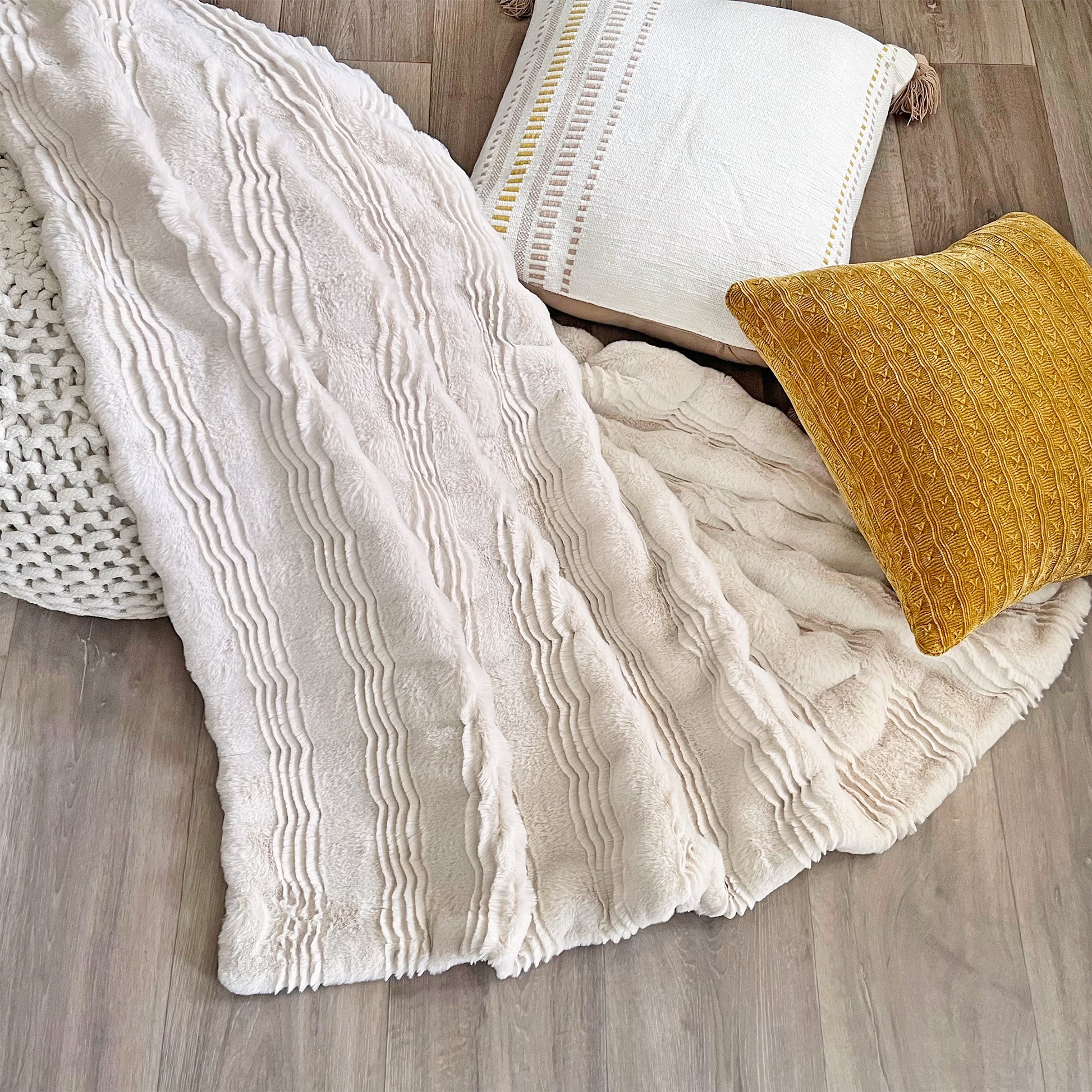 The Mood Scallop Faux Fur Throw, 50x60 in., Coconut (Beige)