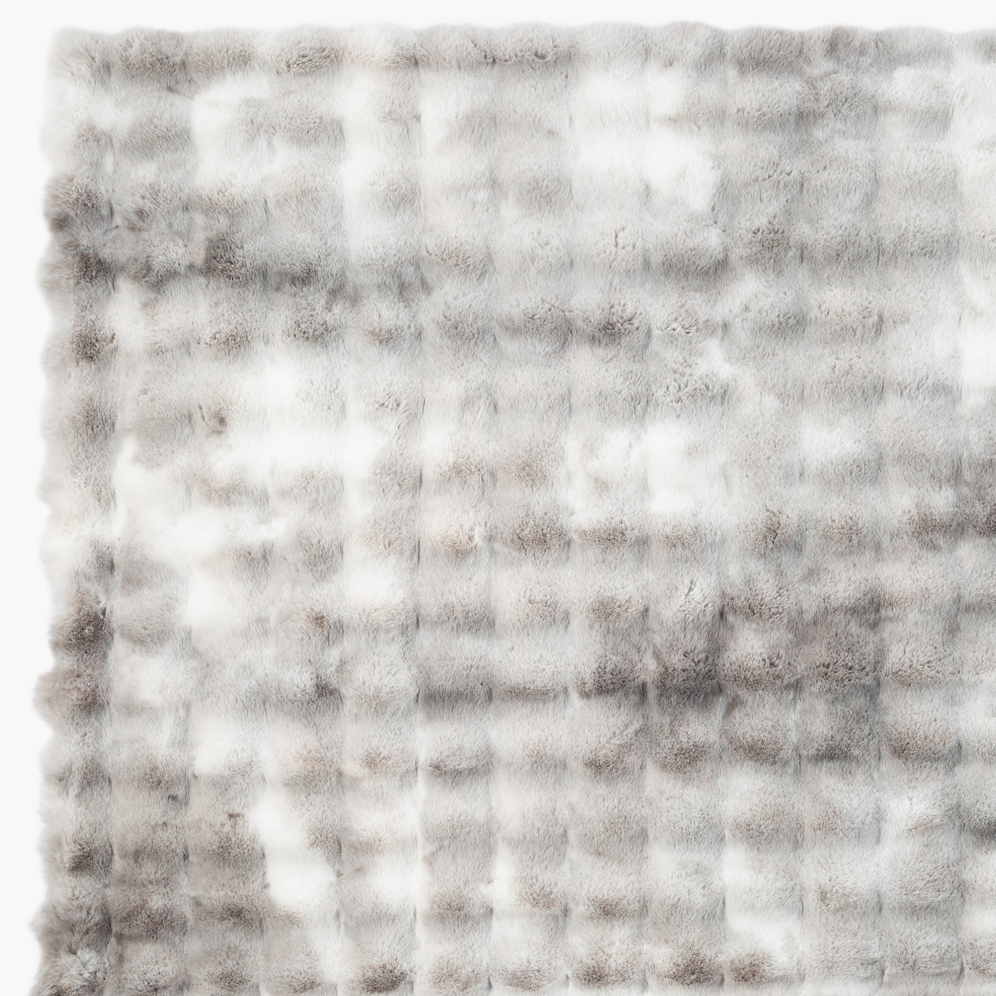 Close-up The Mood Cubby 2 faux fur throw in bubble-textured gray and white