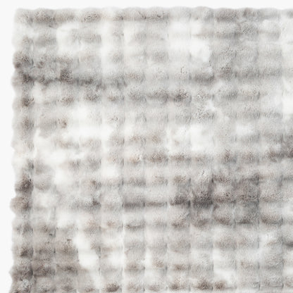 Close-up The Mood Cubby 2 faux fur throw in bubble-textured gray and white